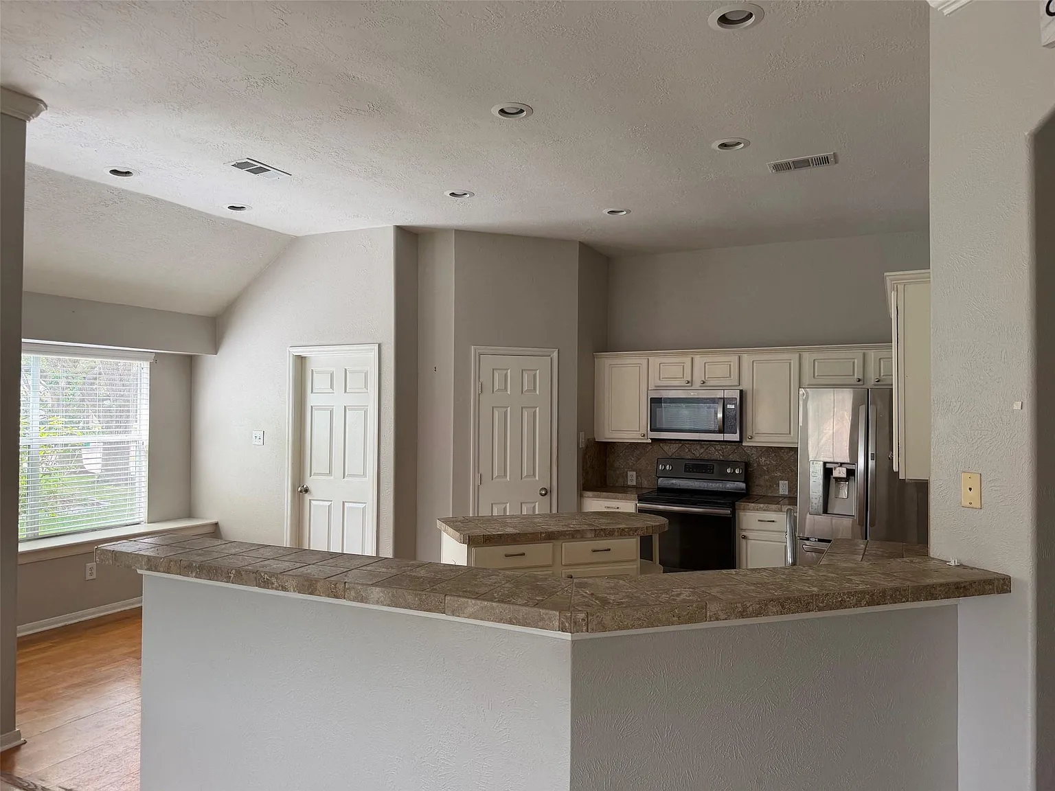 3 bed, 2.0 bath, 1865 sqft, $2,300 — Photo 2