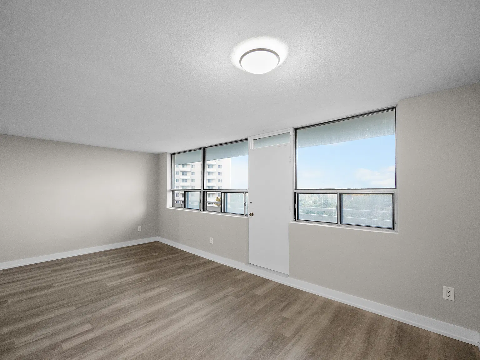 2170 Sherobee Road Mississauga — Photo 4