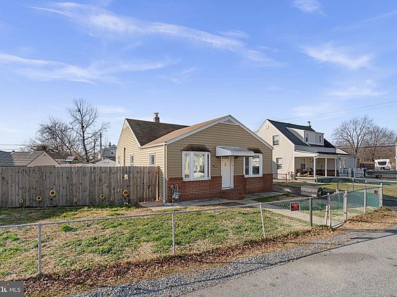 3rd image of 2408 Woodridge Rd