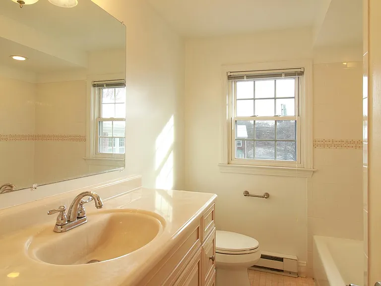 60 Lake St #D — Photo 14