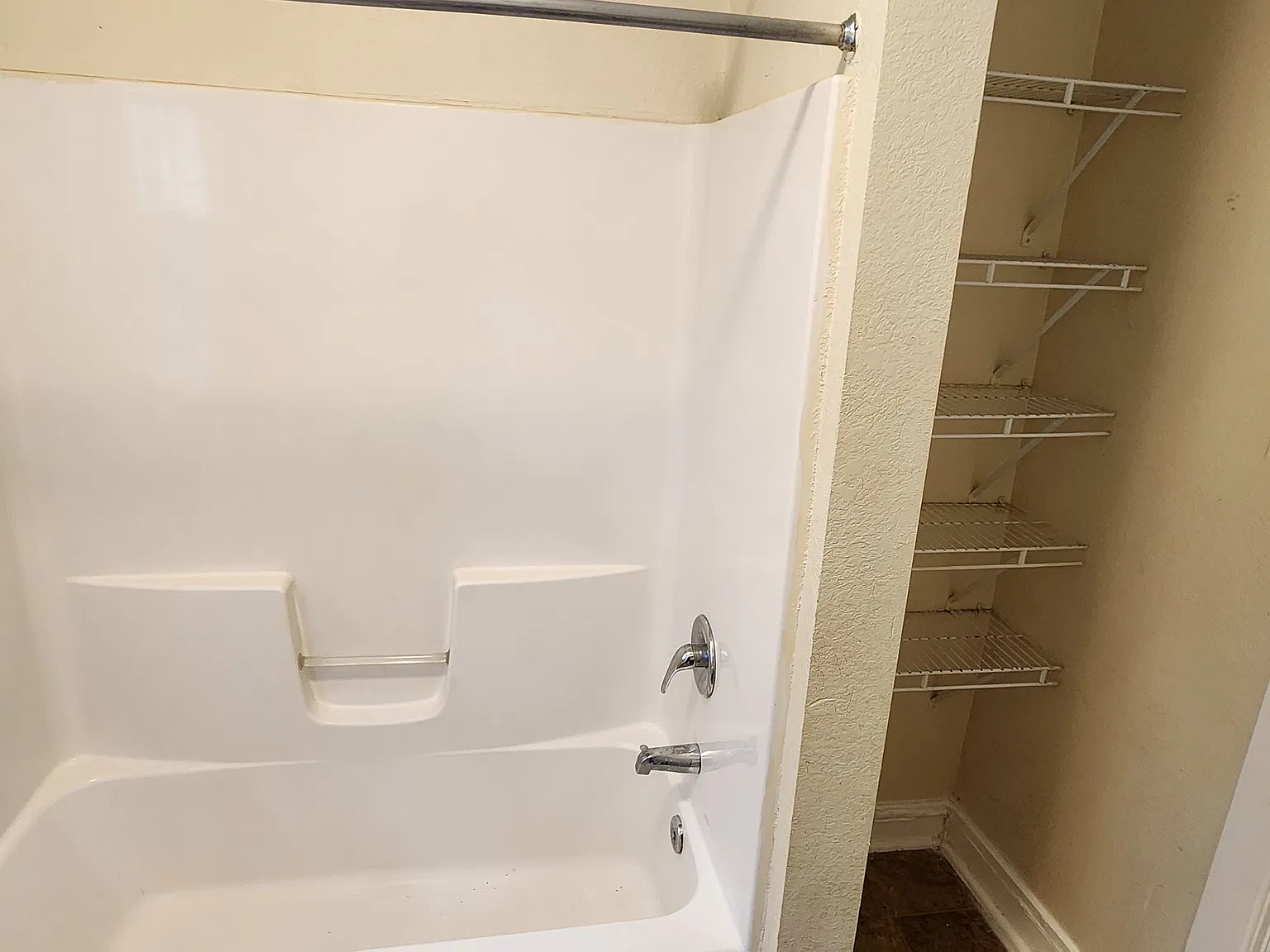 2 bed, 670 sqft, $1,330 — Photo 3