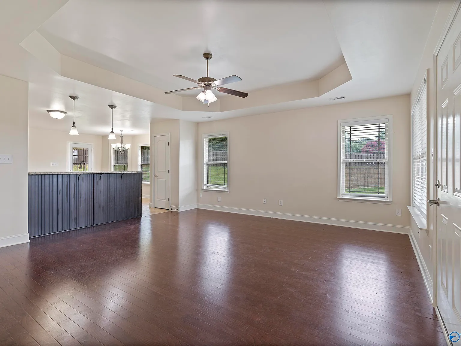 3 bed, 2.0 bath, 1438 sqft, $1,645 — Photo 2