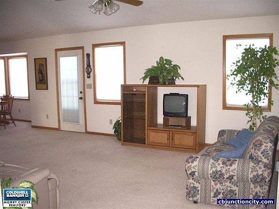 3rd image of 732 Brentwood Ct