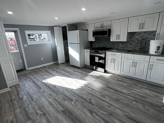 Kitchen (view 2)