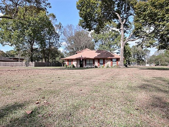 3rd image of 40364 Woodland Ave