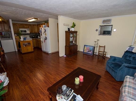 2nd image of 810 Woodcliff Dr