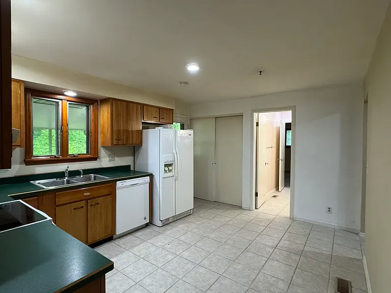 5949 Hollyhill Ct — Photo 6