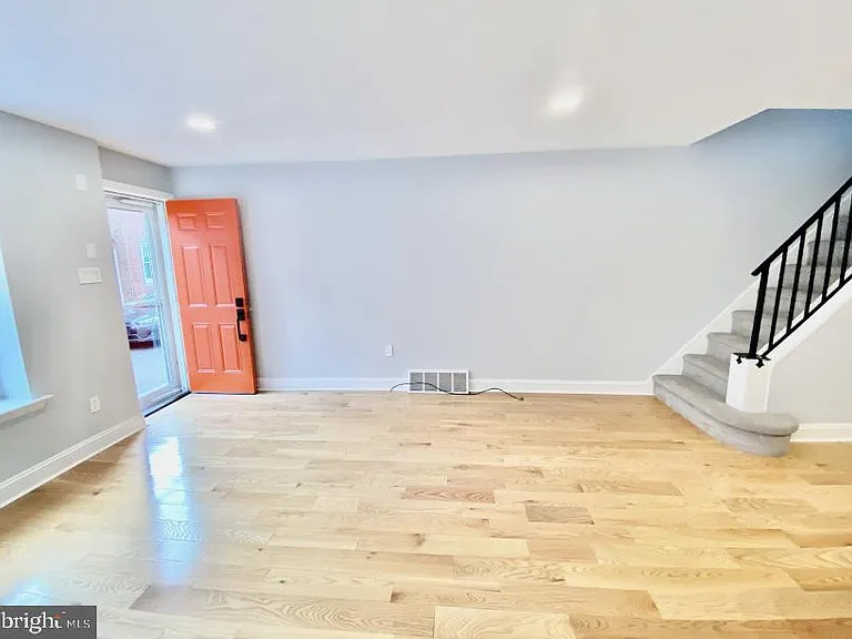 209 Daly St — Photo 2