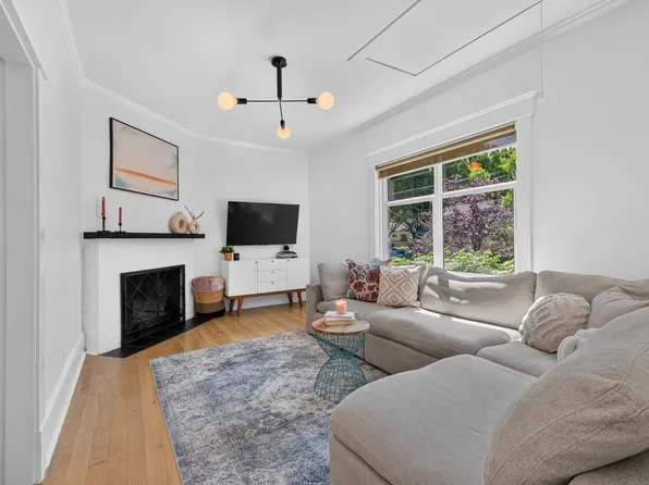 3730 Windsor St, Vancouver, BC V5V 4N7
