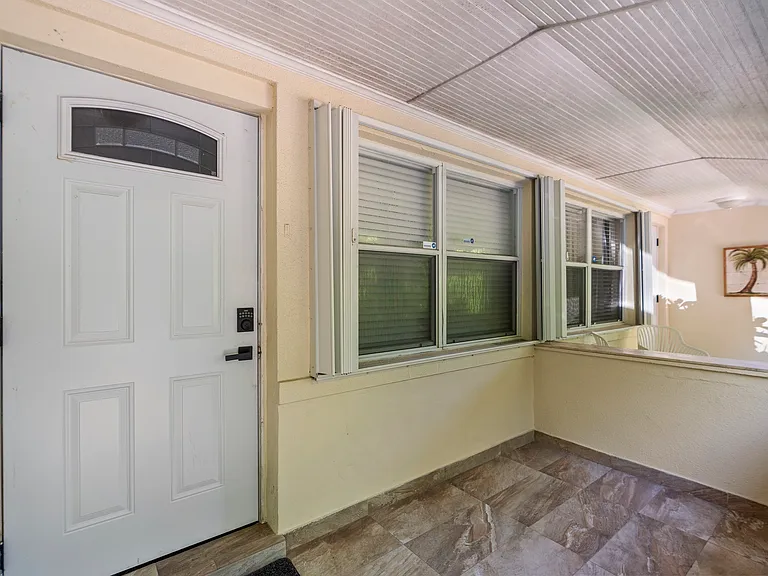 2532 SW 27th St #2 — Photo 2