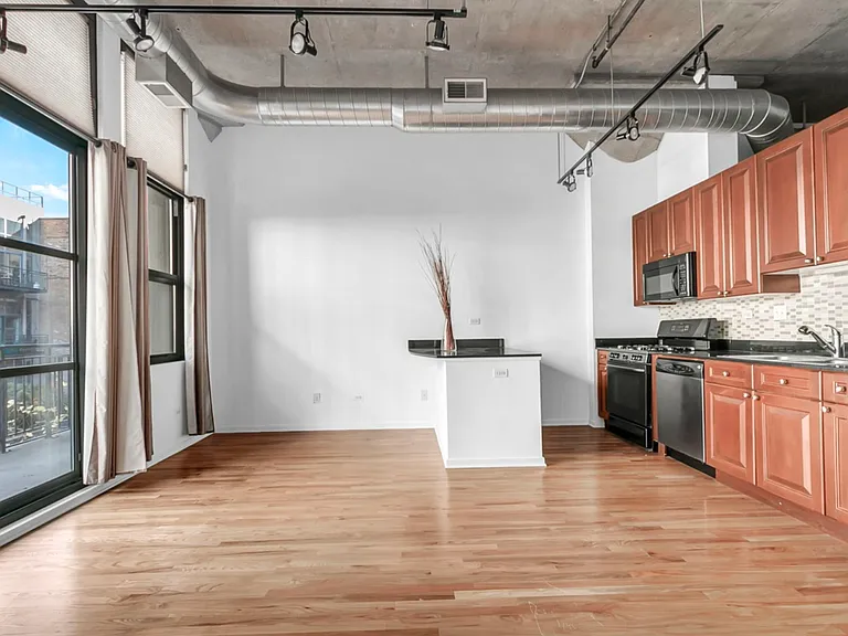 900 N Kingsbury St #809 — Photo 3