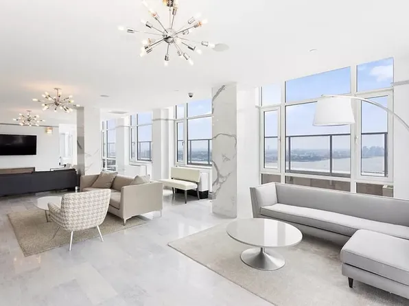 635 West 42nd Street image 14 of 17