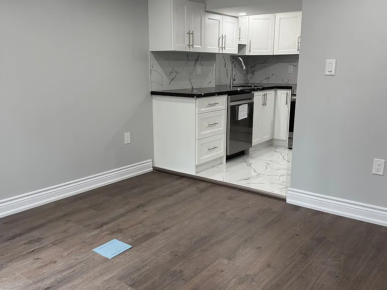 276 Balmoral Ave N #LOWER — Photo 3