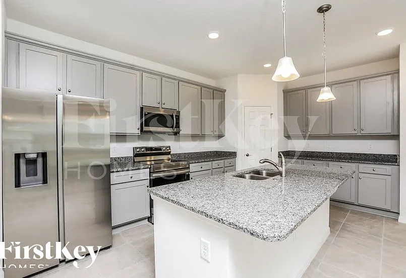 3 bed, 2.0 bath, 1795 sqft, $2,335 — Photo 4