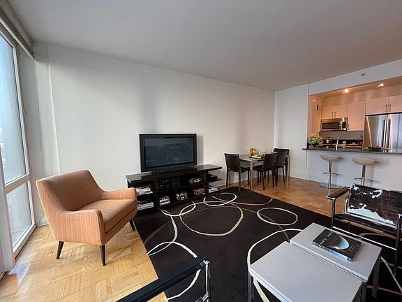 4th image of 1510 Lexington Ave APT 5L