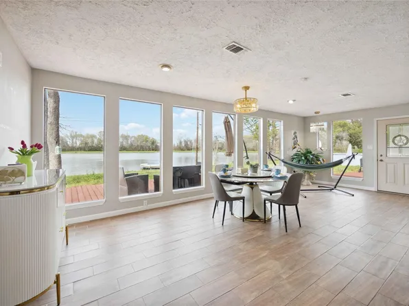 911 Brook Forest Dr, Conroe, TX 77385