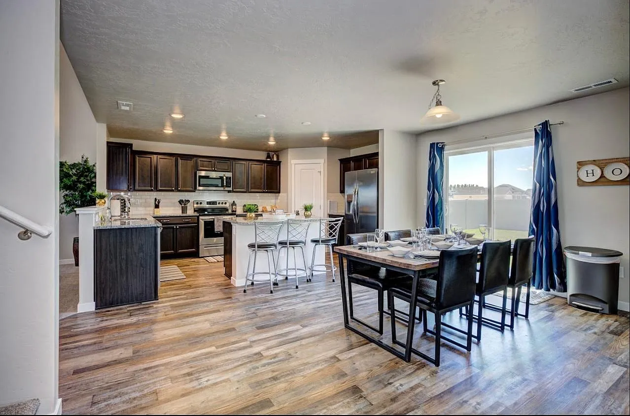 4 bed, 2.5 bath, 2680 sqft, $2,695 — Photo 3