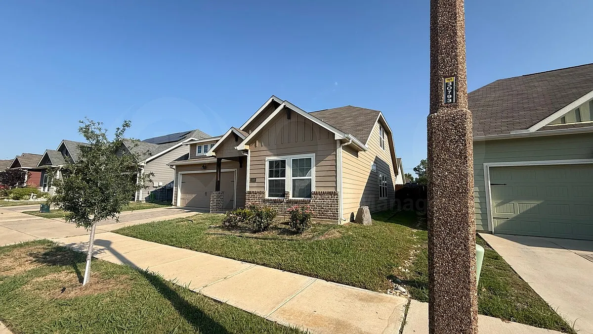 3 bed, 3.0 bath, 1721 sqft, $2,300 — Photo 2