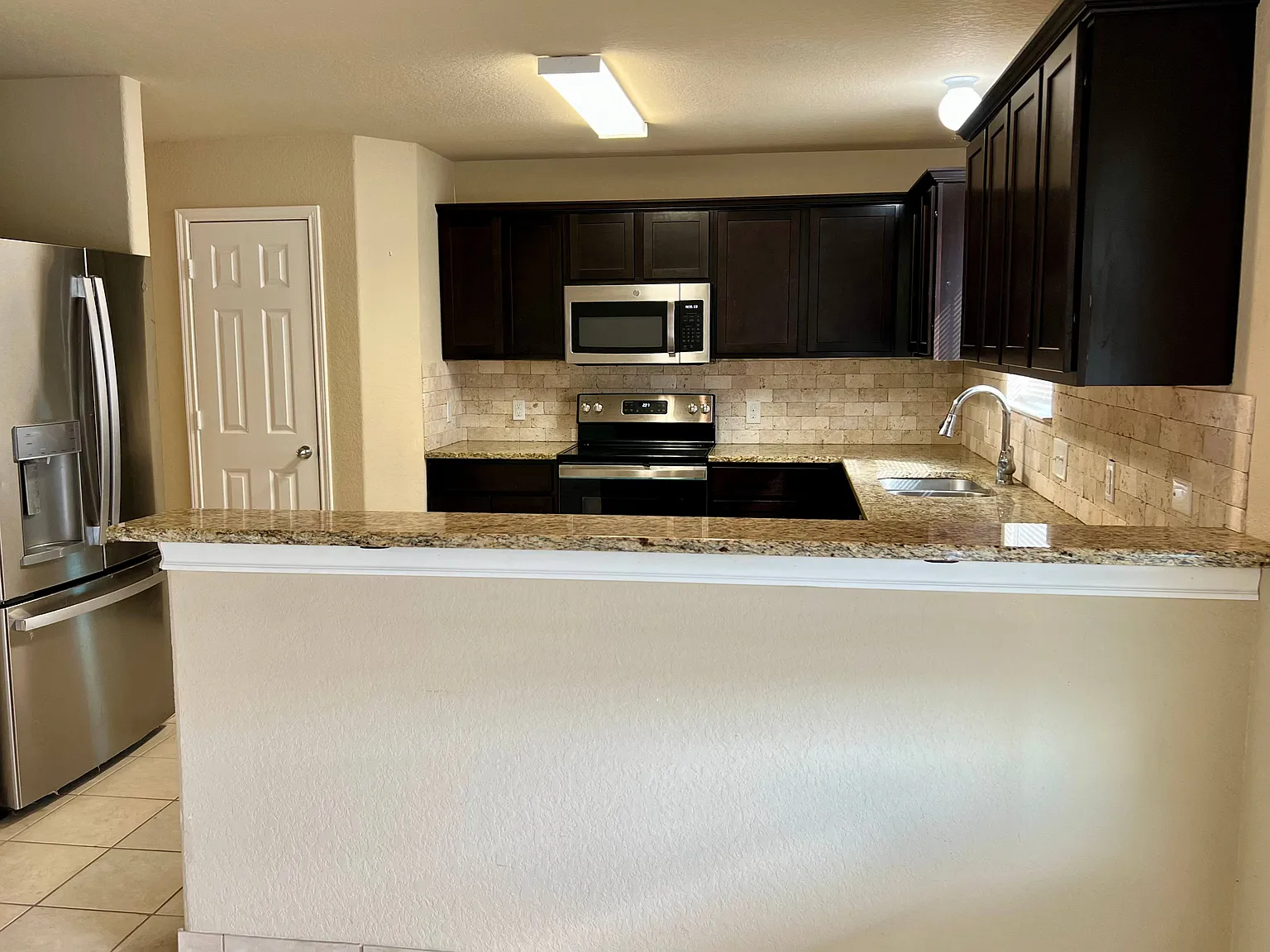 3 bed, 2.5 bath, 1832 sqft, $1,828 — Photo 2