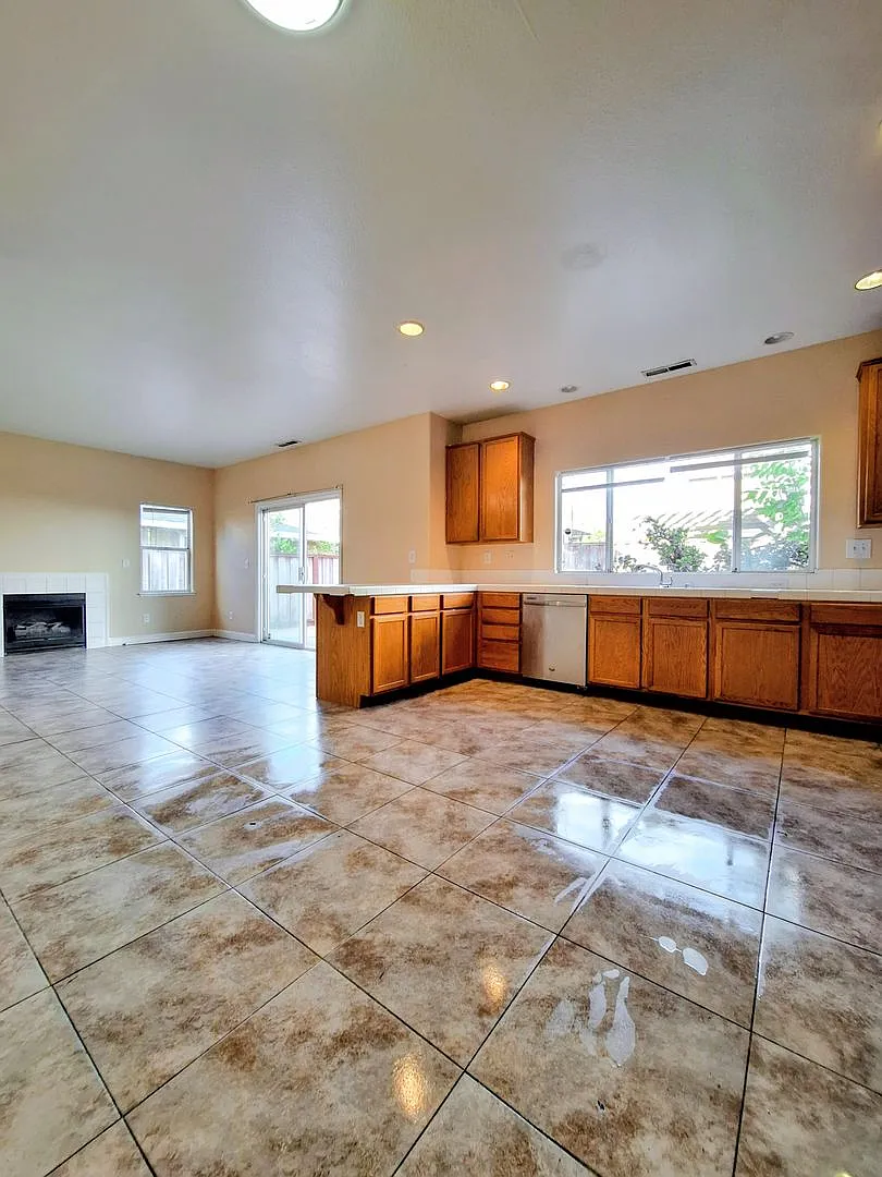 Beautiful Tri-level 4bd House w/Attached Garage & Low Maintenance Yards — Photo 3