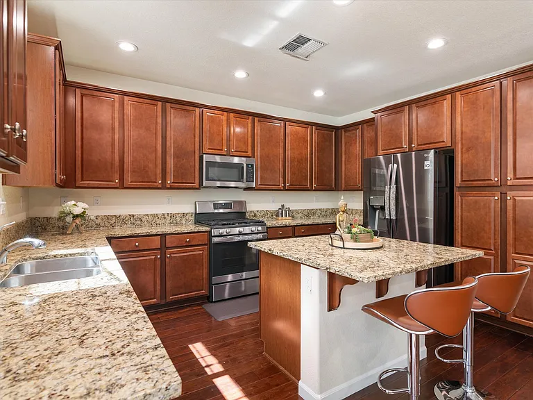 10830 Pebble Hill Dr — Photo 4