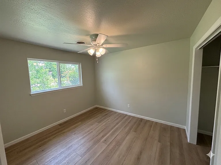 1110 SE East St — Photo 3