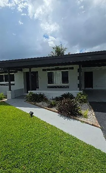 1118 NE Pine Island Ln — Photo 2