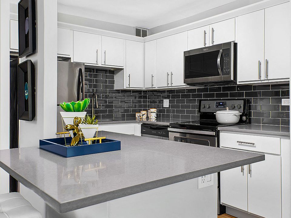 The studio, one-, and two-bedroom pet-friendly residences at Eleven Thirty feature a variety of finishes, like granite countertops, stainless steel appliances and custom cabinetry.