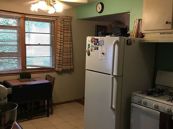 4th image of 3327 1/2 39th Ave S