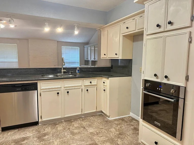 10422 Eagle Glen Dr — Photo 21