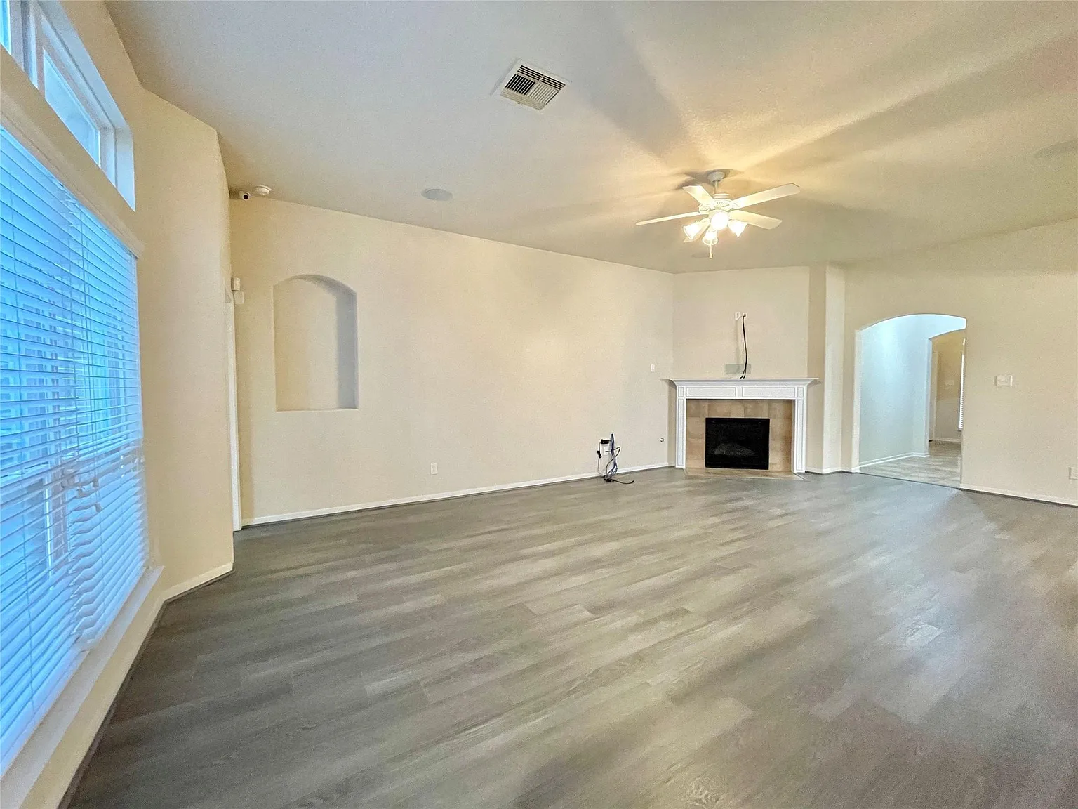 4 bed, 2.0 bath, 2313 sqft, $2,300 — Photo 4