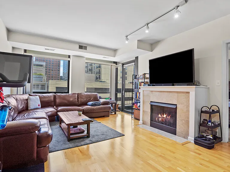1212 N Wells St #302 — Photo 5