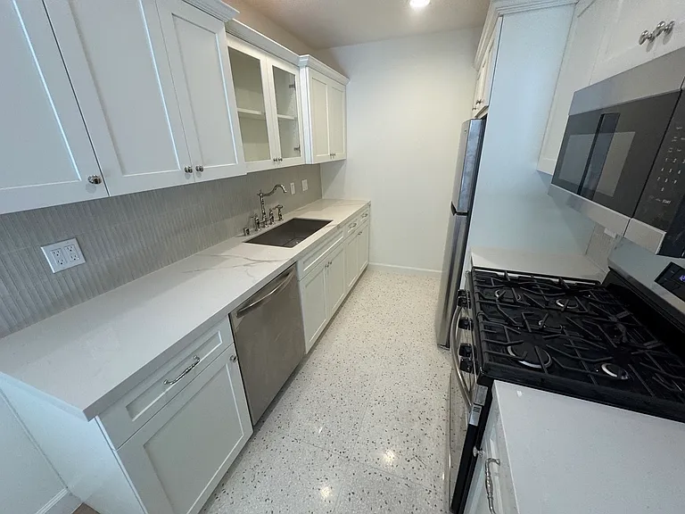 Primrose Ave — Photo 24