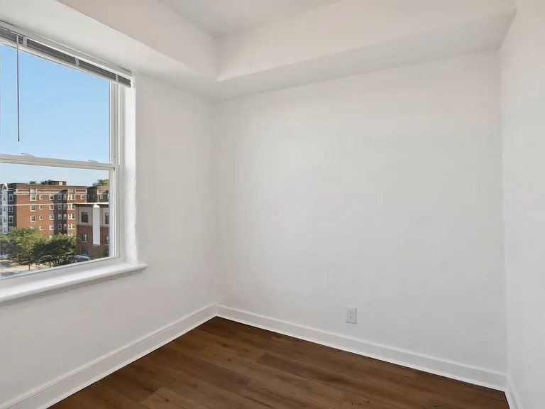 St. Regis Apartments — Photo 10