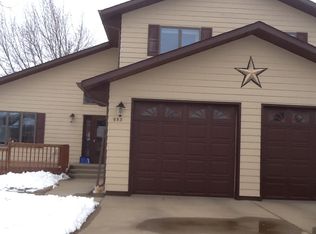 953 10th Ave W, Dickinson, ND 58601