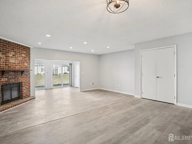 204 Hampshire Ct — Photo 7