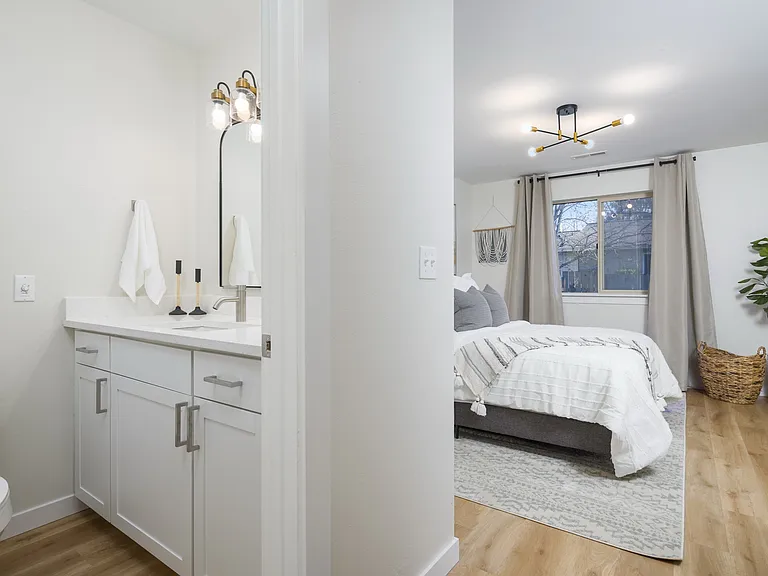 2534 Yew St #B — Photo 12