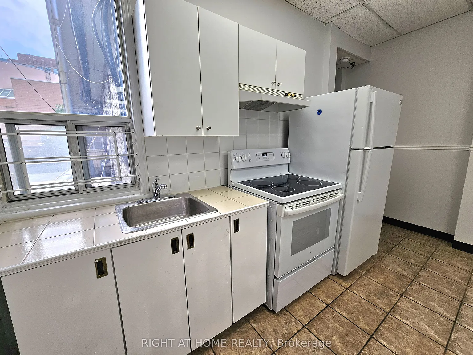 516 Yonge St — Photo 3