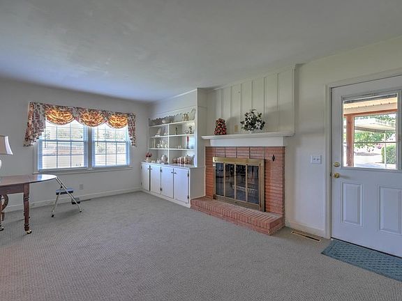 3rd image of 902 Arthur Blvd