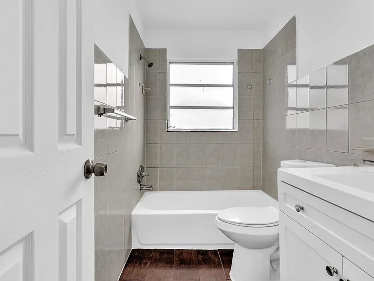 2417 N 19th Ave #1/2 — Photo 5