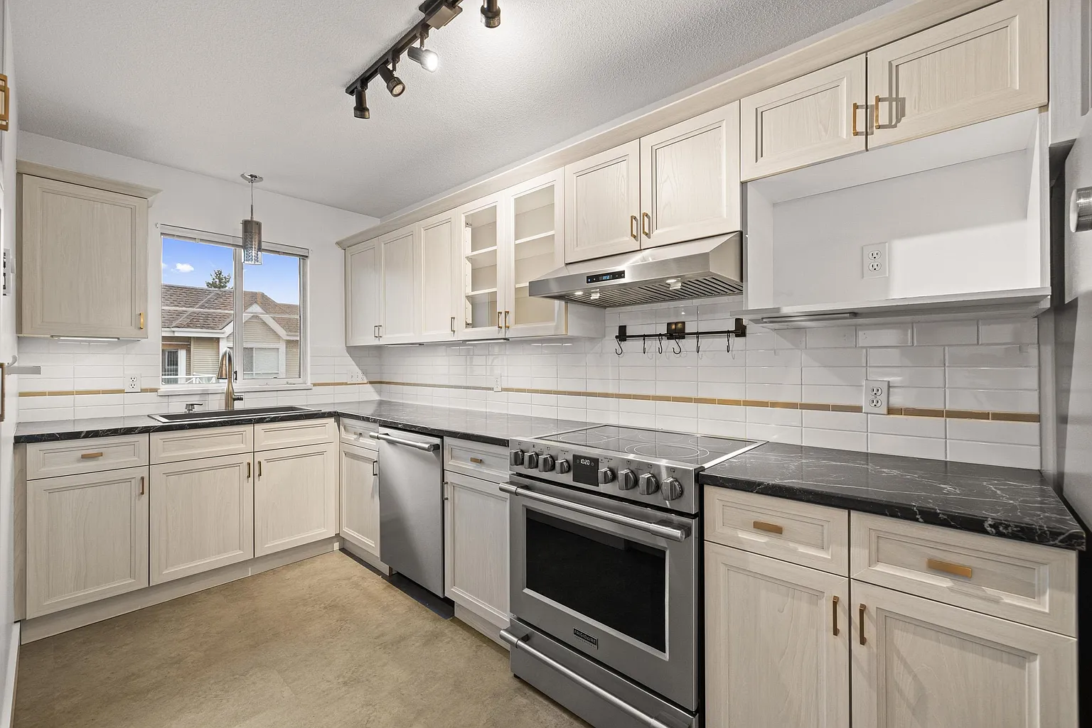 5556 201a St #302 photo 1