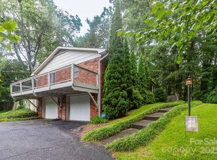936 Toxaway Dr, Hendersonville, NC 28791