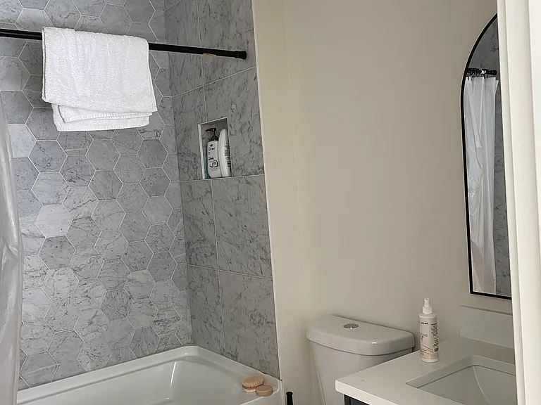 7519 N Clarendon Ave #4 — Photo 11
