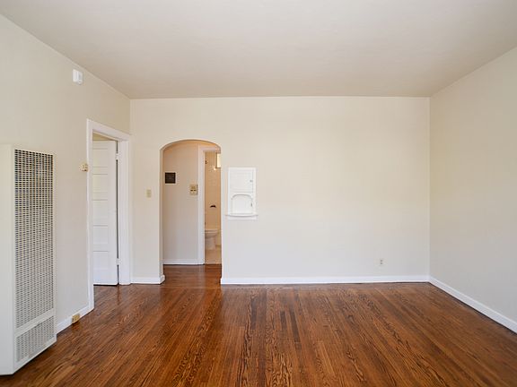 5th image of 610 Cole St APT 101