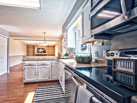 3rd image of 2925 Creekmore Ct