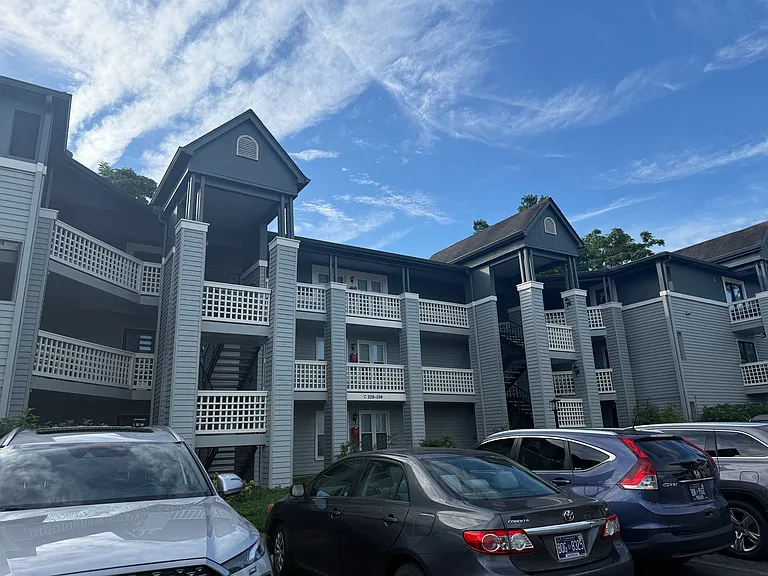 226 Hillsboro Pl #MAIN — Photo 2
