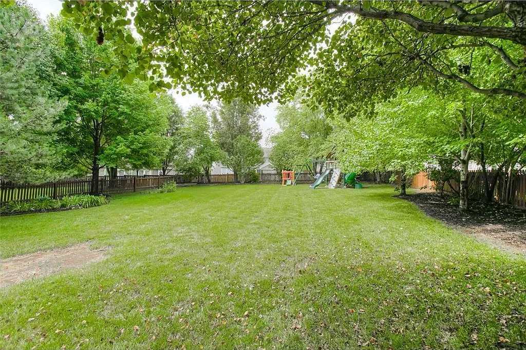 5 bed, 4000 sqft, $4,400 — Photo 3