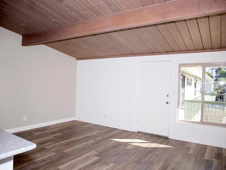 Harbor Villa Apartments — Photo 4