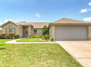 1516 Berry Dr, Cleburne, TX 76033