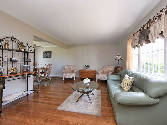 4th image of 35 Spencer Way
